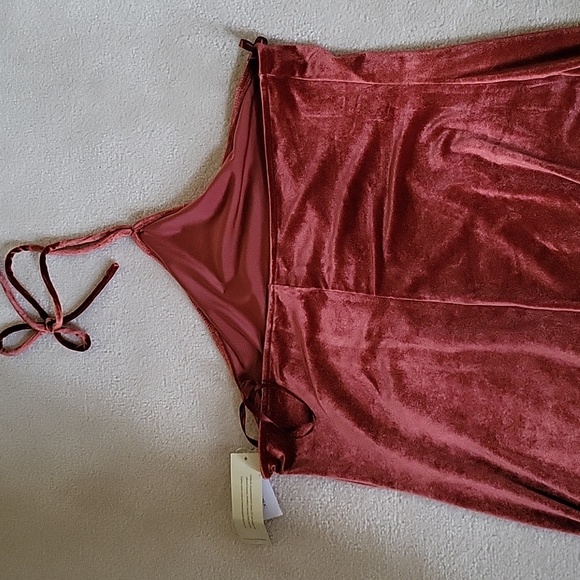 Velvet Midi triangle halter Dress - Picture 2 of 4
